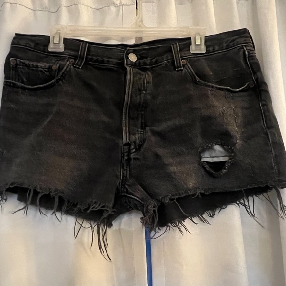 Levi’s premium black denim frayed shorts sz 34 - Picture 1 of 6